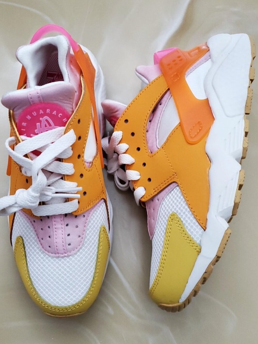 Nike Air Huarache Women's Shoes Size 6 Hyper Pink/Solar Flare - Picture 2 of 12